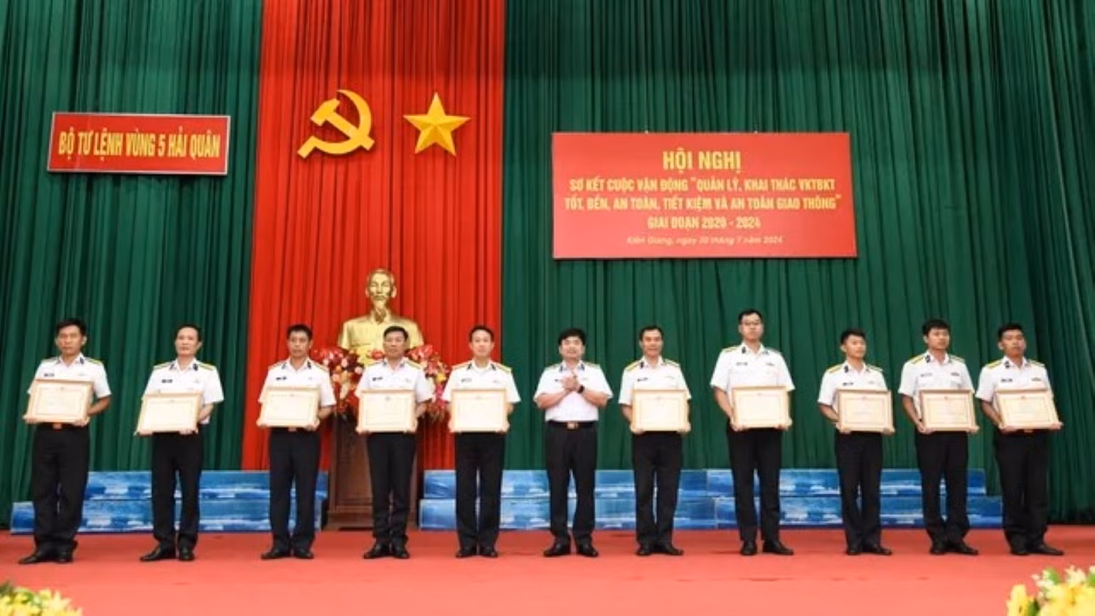Khen thưởng 20 tập thể và cá nhân có thành tích xuất sắc trong thực hiện Cuộc vận động 50. Khen thưởng 20 tập thể và cá nhân có thành tích xuất sắc trong thực hiện Cuộc vận động 50.