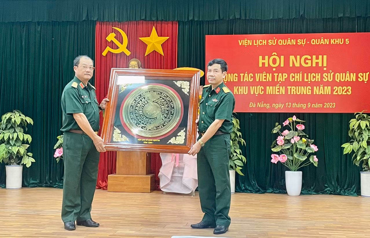Đại tá, PGS, TS Dương Hồng Anh, Phó Viện trưởng Viện Lịch sử quân sự tặng bức tranh Trống đồng Đông Sơn cho đại diện Bộ Tư lệnh quân khu 5. Đại tá, PGS, TS Dương Hồng Anh, Phó Viện trưởng Viện Lịch sử quân sự tặng bức tranh Trống đồng Đông Sơn cho đại diện Bộ Tư lệnh quân khu 5.