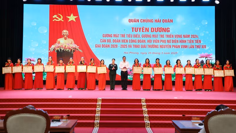 Thủ trưởng Bộ Tham mưu và Ban Phụ nữ Quân đội trao thưởng 20 cán bộ, hội viên phụ nữ tiêu biểu xuất sắc. Thủ trưởng Bộ Tham mưu và Ban Phụ nữ Quân đội trao thưởng 20 cán bộ, hội viên phụ nữ tiêu biểu xuất sắc.