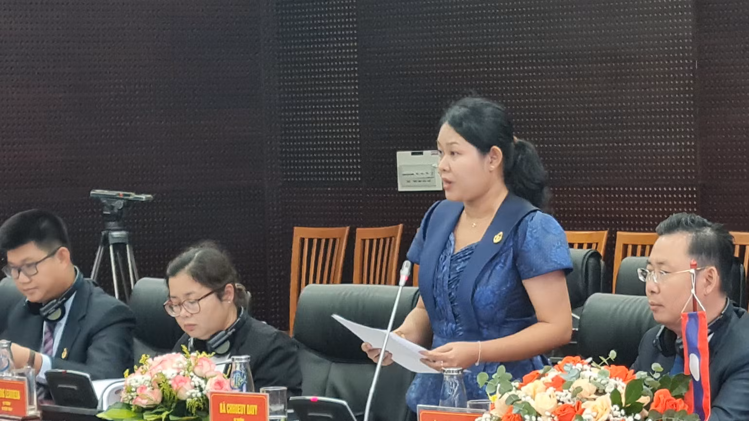 Bà Chhoeuy Davy, Vụ trưởng Học viện Kiểm toán quốc gia Campuchia trình bày tham luận về theo dõi thực hiện kiến nghị kiểm toán.
