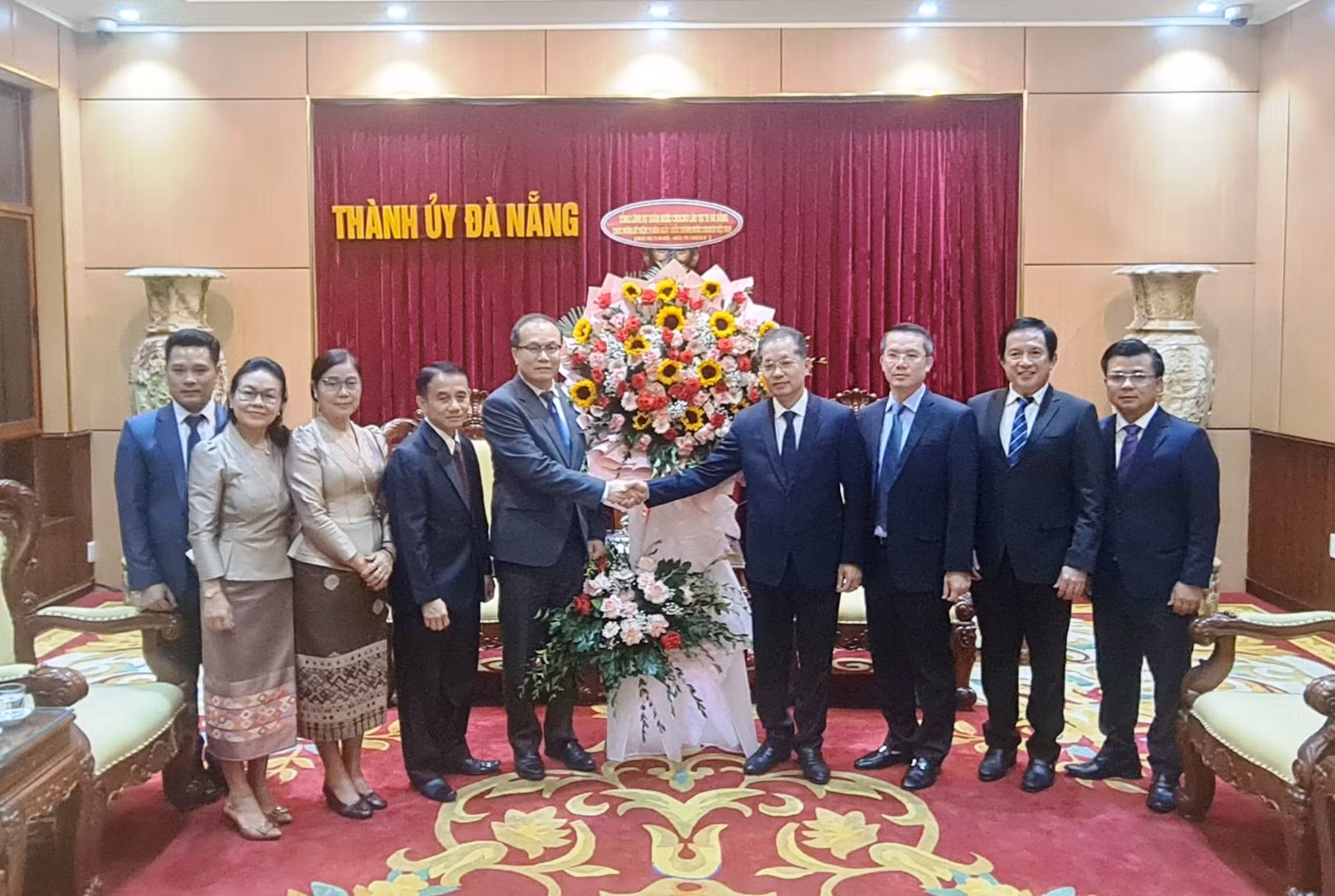 Đồng chí Souphanh Hadaoheuang, Tổng Lãnh sự quán nước Cộng hòa Dân chủ Nhân dân Lào tại Đà Nẵng cùng Đoàn công tác tặng lẵng hoa chúc mừng Đảng bộ, chính quyền, nhân dân thành phố Đà Nẵng nhân kỷ niệm Quốc khánh Việt Nam.