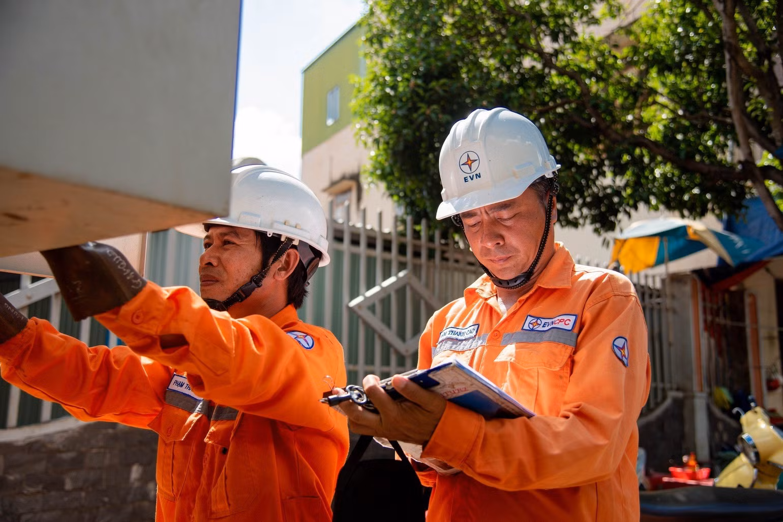 Công nhân điện lực miền trung kiểm tra định kỳ công tơ điện tử của khách hàng.