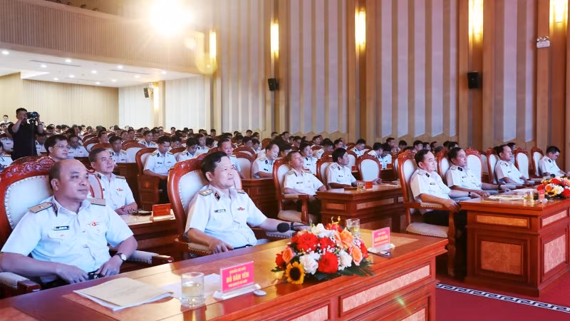 Các đại biểu và đại diện tập thể, cá nhân điển hình tiên tiến tham dự giao lưu.