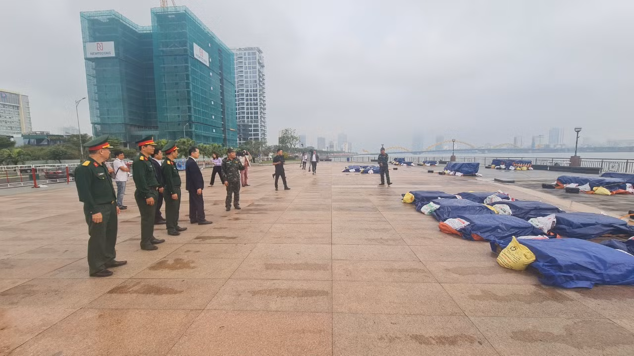 Kiểm tra khu vực bắn pháo hoa đêm giao thừa tại bờ tây sông Hàn.