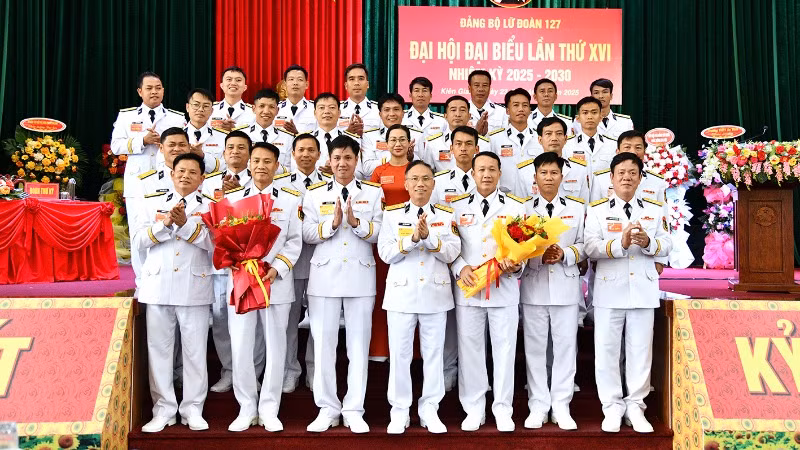 Lãnh đạo, chỉ huy Vùng 5 Hải quân chúc mừng thành công Đại hội. Lãnh đạo, chỉ huy Vùng 5 Hải quân chúc mừng thành công Đại hội.