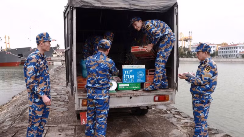 Cán bộ, chiến sĩ tiếp nhận lương thực, thực phẩm cho chuyến đi tuần tra, trực tết. Cán bộ, chiến sĩ tiếp nhận lương thực, thực phẩm cho chuyến đi tuần tra, trực tết.