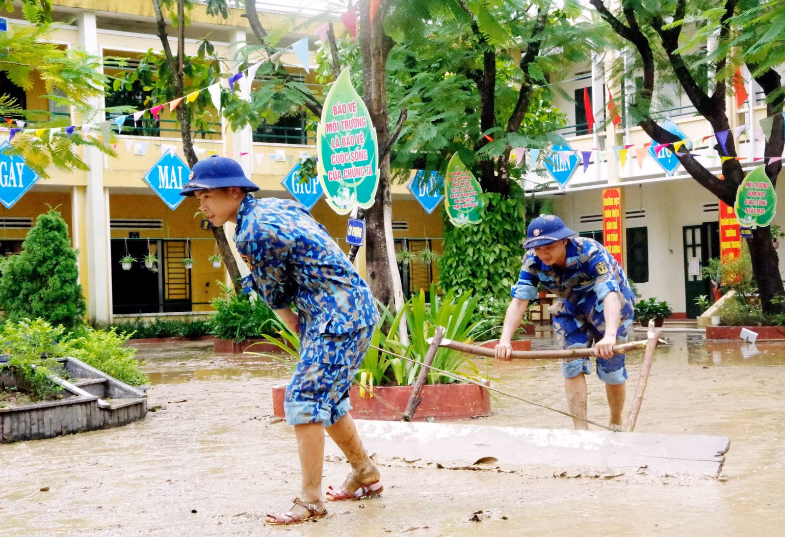 Bộ đội Hải quân Vùng 3 giúp các trường học vùng trũng huyện Hòa Vang dọn bùn đất, vệ sinh trường lớp sau đợt lũ lớn.