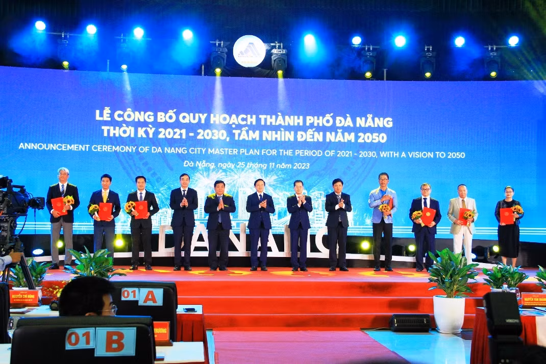 Trao Giấy chứng nhận đăng ký đầu tư và Quyết định chấp thuận chủ trương đầu tư cho 7 dự án, tổng vốn hơn 9,3 nghìn tỷ đồng.