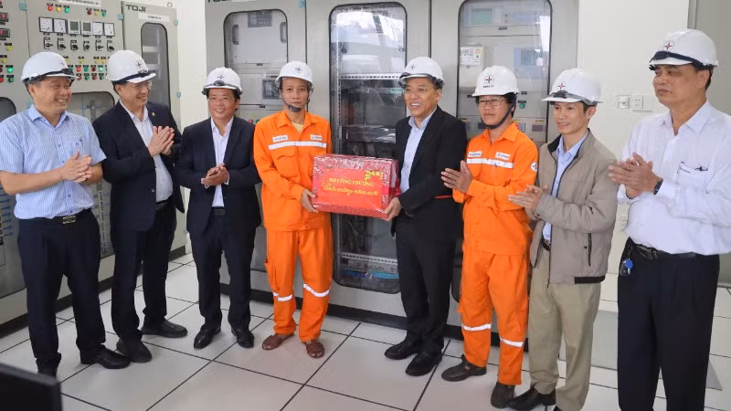 Thứ trưởng Nguyễn Hoàng Long và đoàn công tác tặng quà cho công nhân trực tại Trạm biến áp 110Kv Thuận Phước.