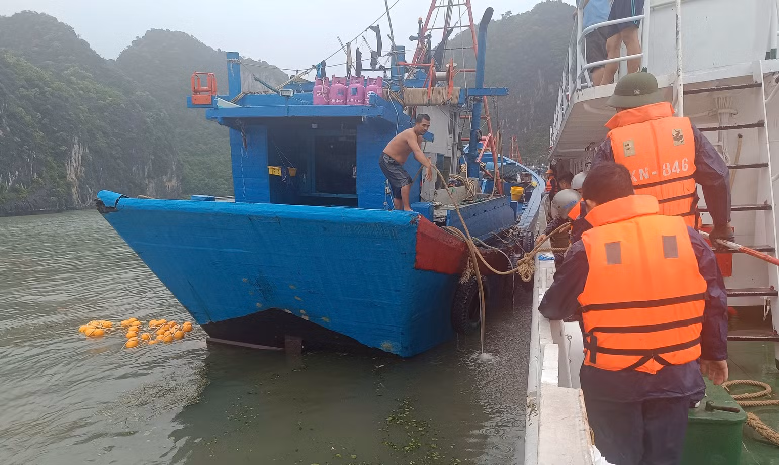 Tàu được neo đậu tránh trú bão an toàn.