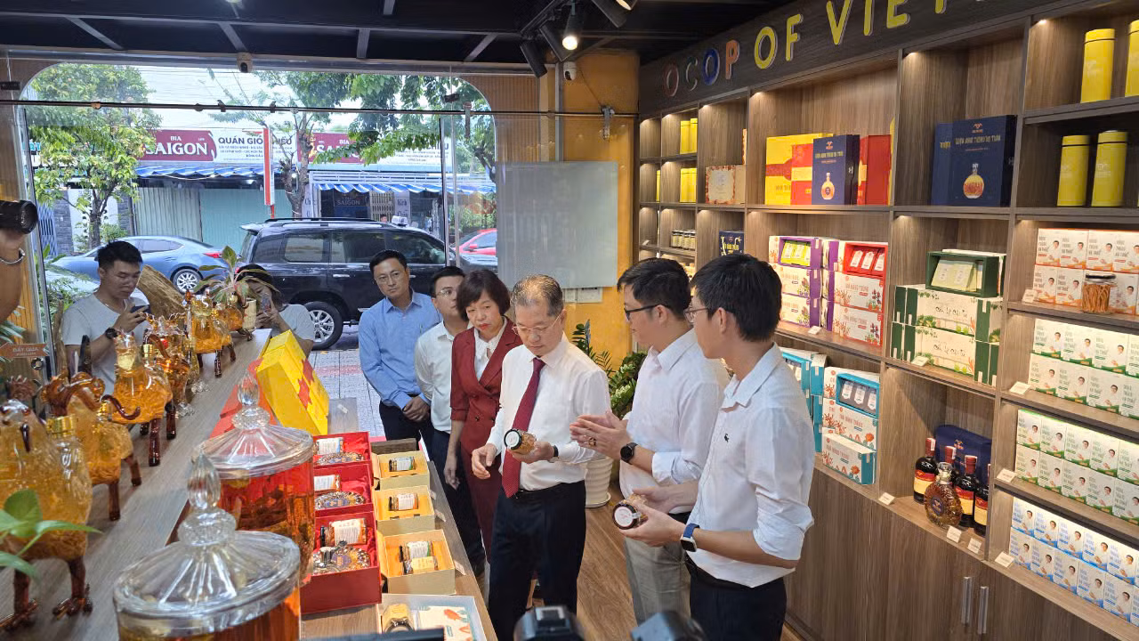 Tham quan và nghe giới thiệu các sản phẩm thực phẩm sạch, an toàn của Công ty TNHH Công nghệ sinh học Vinsecd.