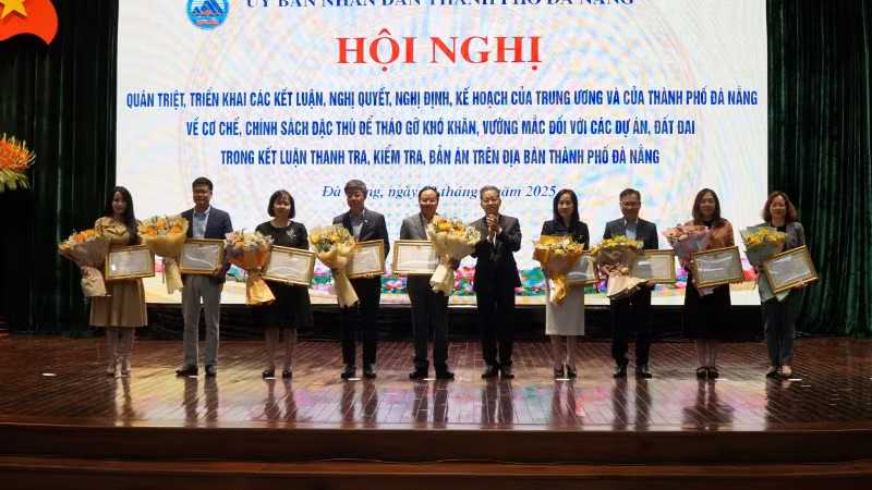 Lãnh đạo thành phố Đà Nẵng trao thưởng cho các tập thể, cá nhân có thành tích xuất sắc trong triển khai Kết luận số 77-KL/TW ngày 2/5/2024 của Bộ Chính trị, Nghị quyết 170/2024/QH15 ngày 30/11/2024 của Quốc hội. Lãnh đạo thành phố Đà Nẵng trao thưởng cho các tập thể, cá nhân có thành tích xuất sắc trong triển khai Kết luận số 77-KL/TW ngày 2/5/2024 của Bộ Chính trị, Nghị quyết 170/2024/QH15 ngày 30/11/2024 của Quốc hội.