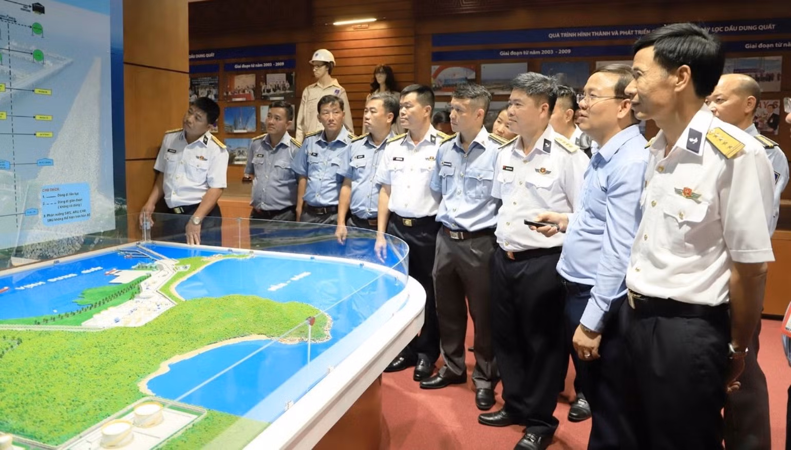 Các đại biểu tham quan mô hình hoạt động sản xuất kinh doanh tại Nhà truyền thống Công ty Lọc hóa dầu Bình Sơn. Các đại biểu tham quan mô hình hoạt động sản xuất kinh doanh tại Nhà truyền thống Công ty Lọc hóa dầu Bình Sơn.