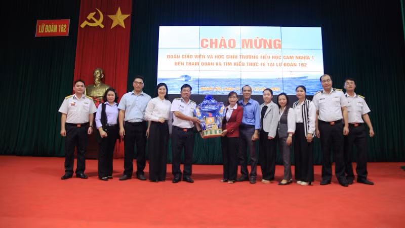 Đại diện Trường tiểu học Cam Nghĩa 1, tỉnh Khánh Hòa tặng quà chúc mừng cán bộ, chiến sĩ Lữ đoàn 162 nhân kỷ niệm 22/12.