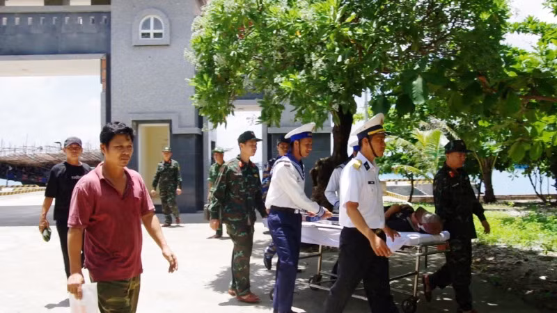 Chuyển ngư dân về Bệnh xá Trường Sa.