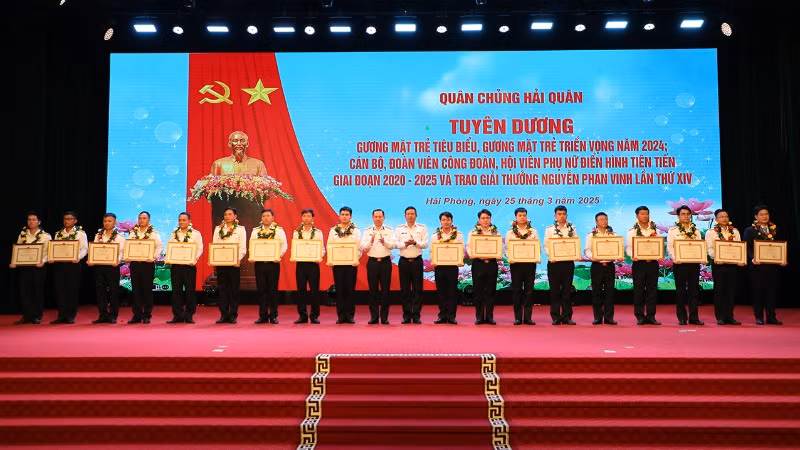 Trao thưởng các tác giả, nhóm tác giả đạt giải Nhất Giải thưởng Tuổi trẻ sáng tạo Nguyễn Phan Vinh lần thứ XIV. Trao thưởng các tác giả, nhóm tác giả đạt giải Nhất Giải thưởng Tuổi trẻ sáng tạo Nguyễn Phan Vinh lần thứ XIV.