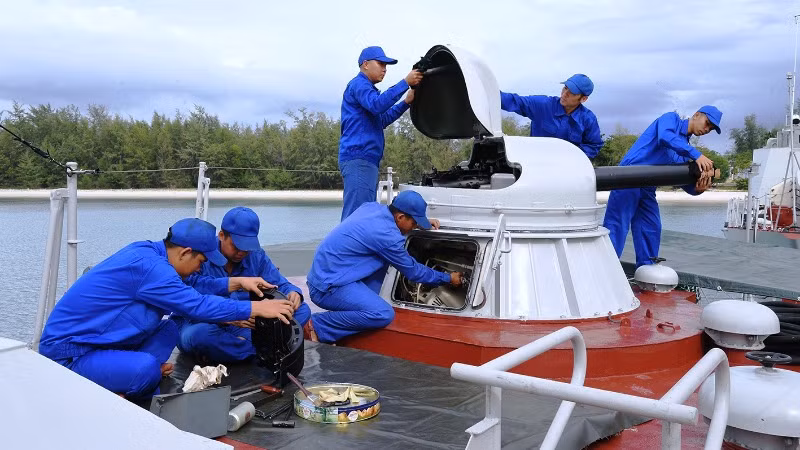 Quân nhân chuyên nghiệp bảo quản vũ khí, trang bị trên Tàu 264, Hải đội 515, Lữ đoàn 175. Quân nhân chuyên nghiệp bảo quản vũ khí, trang bị trên Tàu 264, Hải đội 515, Lữ đoàn 175.