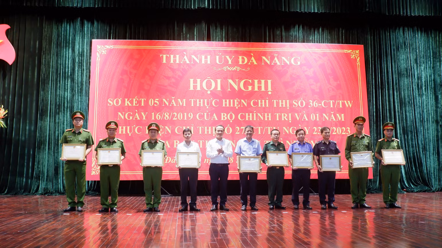 Tặng Bằng khen cho các tập thể và cá nhân có thành tích xuất sắc trong triển khai thực hiện Chỉ thị 36-CT/TW của Bộ Chính trị về tăng cường, nâng cao hiệu quả công tác phòng, chống và kiểm soát ma túy. Tặng Bằng khen cho các tập thể và cá nhân có thành tích xuất sắc trong triển khai thực hiện Chỉ thị 36-CT/TW của Bộ Chính trị về tăng cường, nâng cao hiệu quả công tác phòng, chống và kiểm soát ma túy.