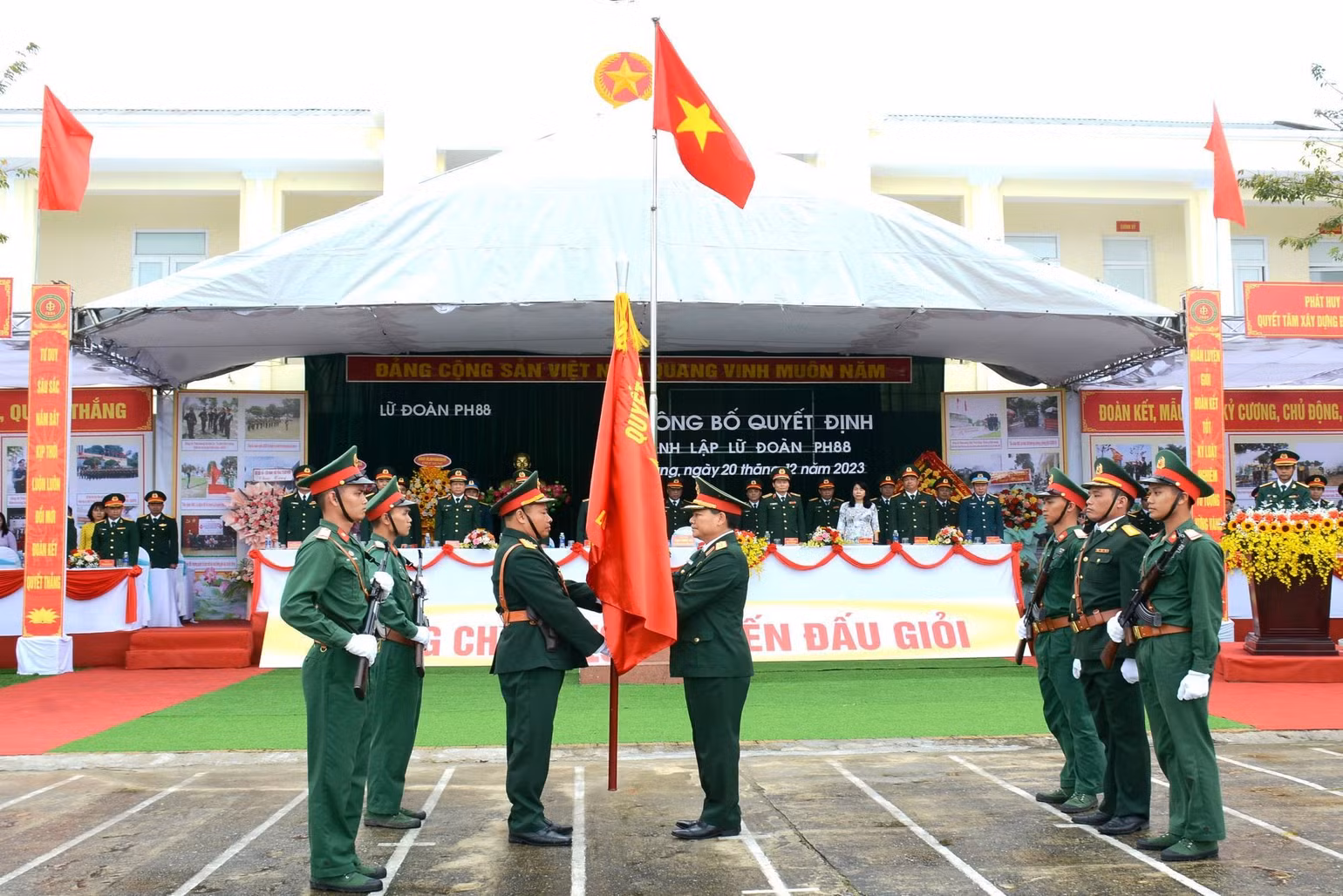 Trung tướng Phạm Trường Sơn, Phó Tổng Tham mưu trưởng Quân đội nhân dân Việt Nam trao Quân kỳ Quyết thắng cho Lữ đoàn 88, Binh chủng Hóa học. Trung tướng Phạm Trường Sơn, Phó Tổng Tham mưu trưởng Quân đội nhân dân Việt Nam trao Quân kỳ Quyết thắng cho Lữ đoàn 88, Binh chủng Hóa học.