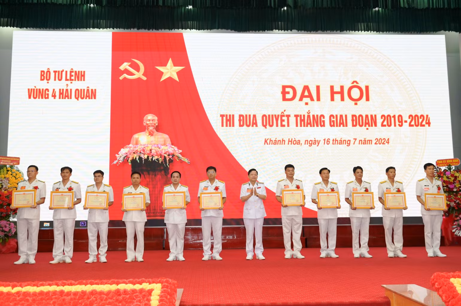 Trao bằng khen cho các tập thể xuất sắc trong phong trào thi đua quyết thắng của Vùng 4 Hải quân. Trao bằng khen cho các tập thể xuất sắc trong phong trào thi đua quyết thắng của Vùng 4 Hải quân.