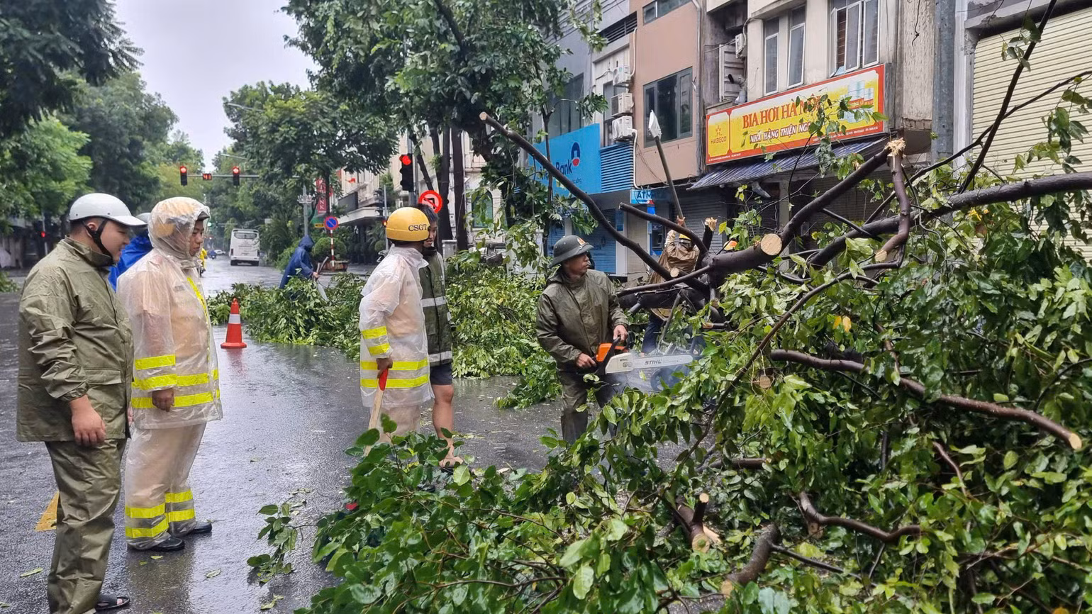 Trước đó vào chiều tối, các cây xanh gãy đổ trên các tuyến phố ở Hà Nội cũng nhanh chóng được lực lượng chức năng cắt tỉa, di chuyển.