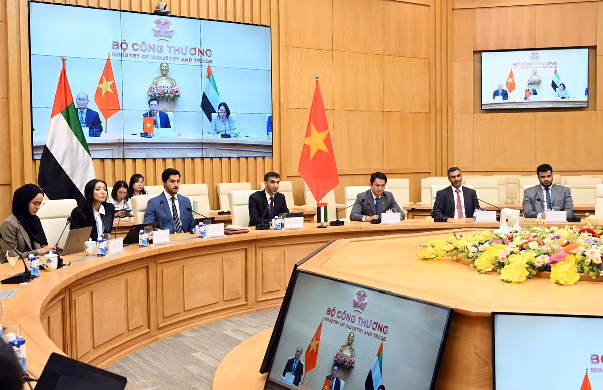 Cuộc họp giữa Bộ Công thương Việt Nam và Bộ Kinh tế UAE do Bộ trưởng Nguyễn Hồng Diên và ông Thani bin Ahmed Al Zeyoudi Quốc vụ khanh Bộ Kinh tế UAE chủ trì chiều 30/7/2024, tại Hà Nội. (Ảnh: TTXVN) Cuộc họp giữa Bộ Công thương Việt Nam và Bộ Kinh tế UAE do Bộ trưởng Nguyễn Hồng Diên và ông Thani bin Ahmed Al Zeyoudi Quốc vụ khanh Bộ Kinh tế UAE chủ trì chiều 30/7/2024, tại Hà Nội. (Ảnh: TTXVN)