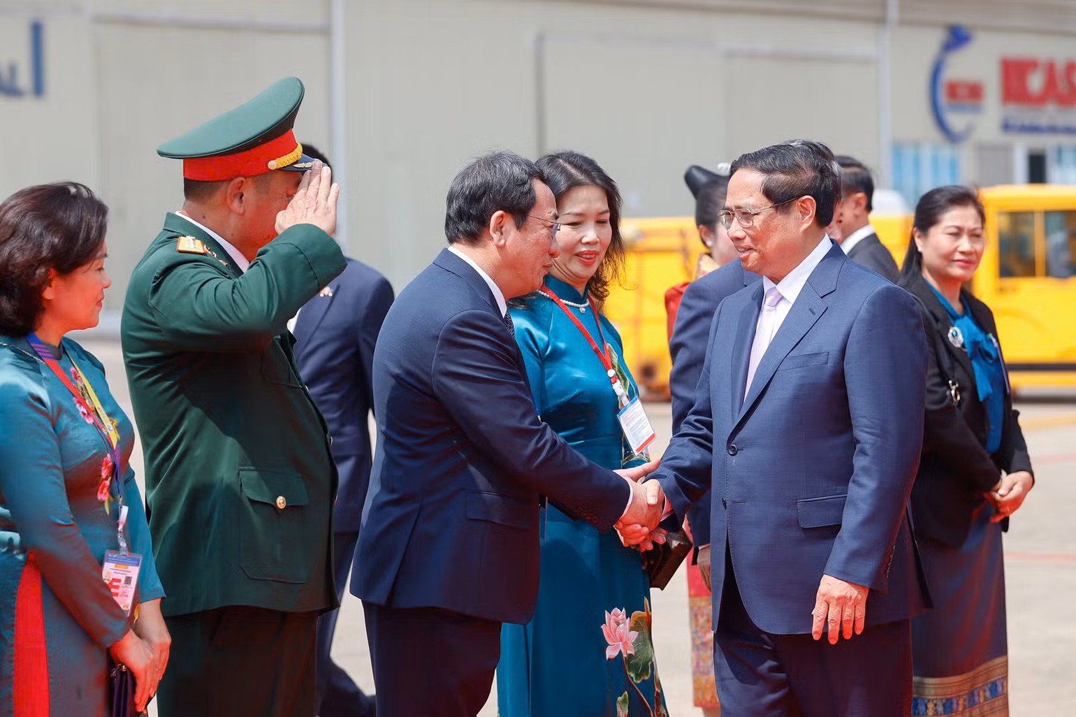 Lễ đón Thủ tướng Phạm Minh Chính đến thủ đô Viêng Chăn (Lào), bắt đầu chuyến tham dự Hội nghị Cấp cao ASEAN lần thứ 44 và 45. Lễ đón Thủ tướng Phạm Minh Chính đến thủ đô Viêng Chăn (Lào), bắt đầu chuyến tham dự Hội nghị Cấp cao ASEAN lần thứ 44 và 45.