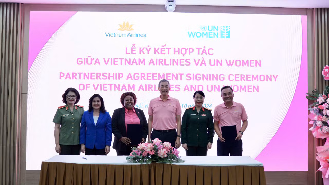 Vietnam Airlines ký kết thỏa thuận hợp tác, cam kết thúc đẩy bình đẳng giới tại Việt Nam. (Ảnh: VNA) Vietnam Airlines ký kết thỏa thuận hợp tác, cam kết thúc đẩy bình đẳng giới tại Việt Nam. (Ảnh: VNA)