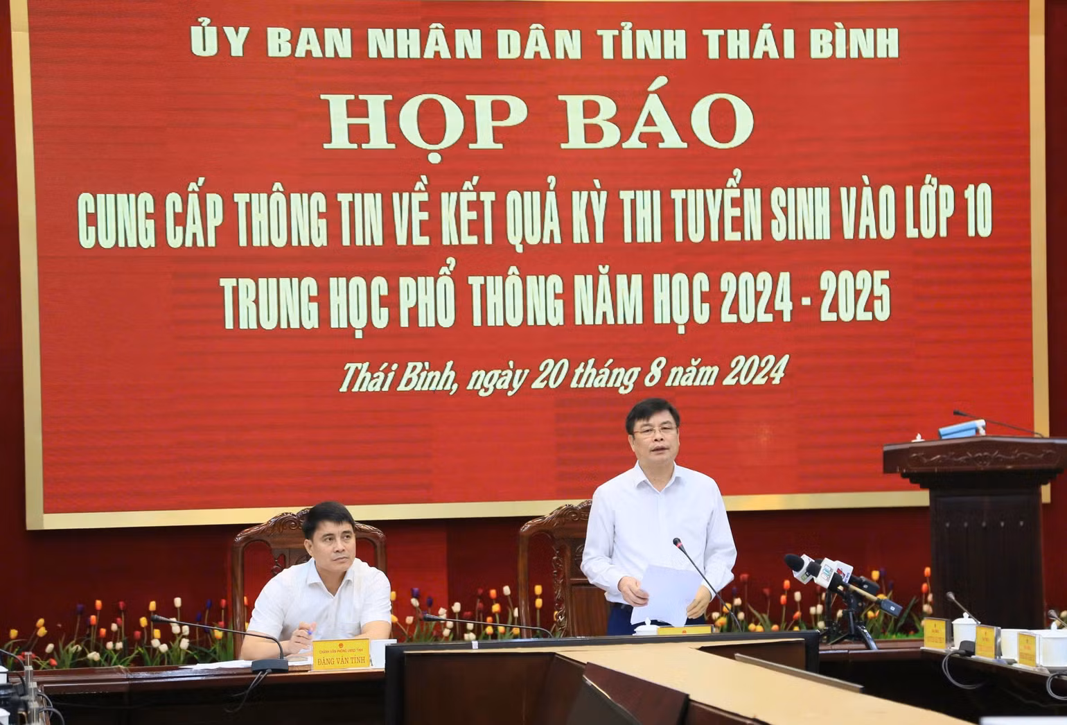 Phó Chủ tịch Ủy ban nhân dân tỉnh Thái Bình Phạm Văn Nghiêm phát biểu kết luận họp báo. Phó Chủ tịch Ủy ban nhân dân tỉnh Thái Bình Phạm Văn Nghiêm phát biểu kết luận họp báo.