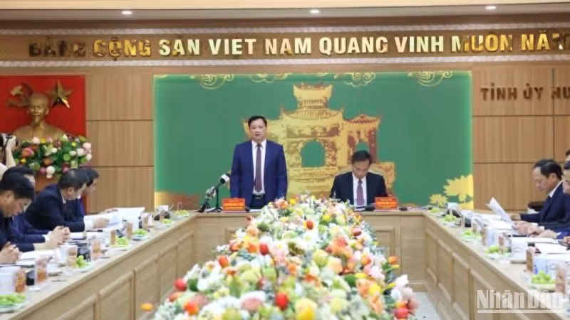 Đồng chí Nguyễn Khắc Thận, Bí thư Tỉnh ủy Thái Bình phát biểu ý kiến.