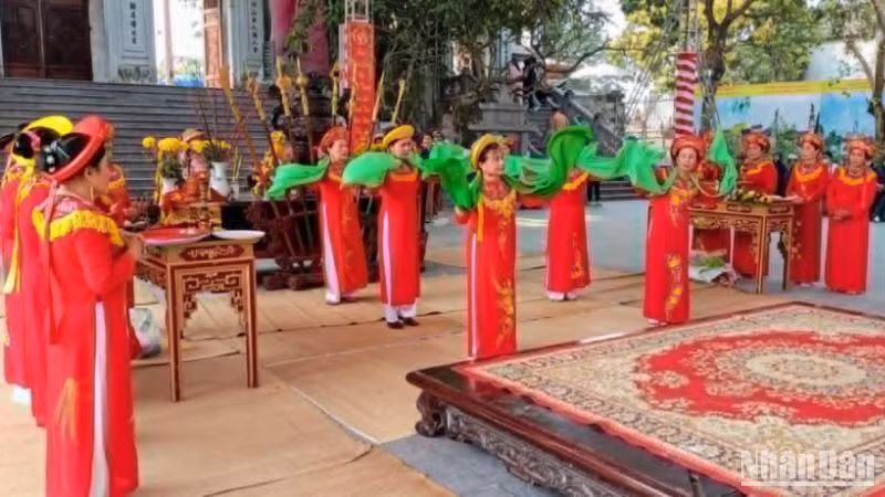 Về với Lễ hội Tiên La, du khách được tham dự các hoạt động văn hóa đặc sắc là hát ca trù và hát văn (kèm hầu bóng). Về với Lễ hội Tiên La, du khách được tham dự các hoạt động văn hóa đặc sắc là hát ca trù và hát văn (kèm hầu bóng).