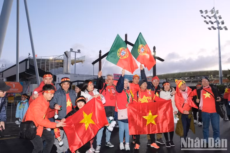 Hòa chung niềm hân hoan của hai hội cổ động viên. (Ảnh: ĐỖ ĐẠT)