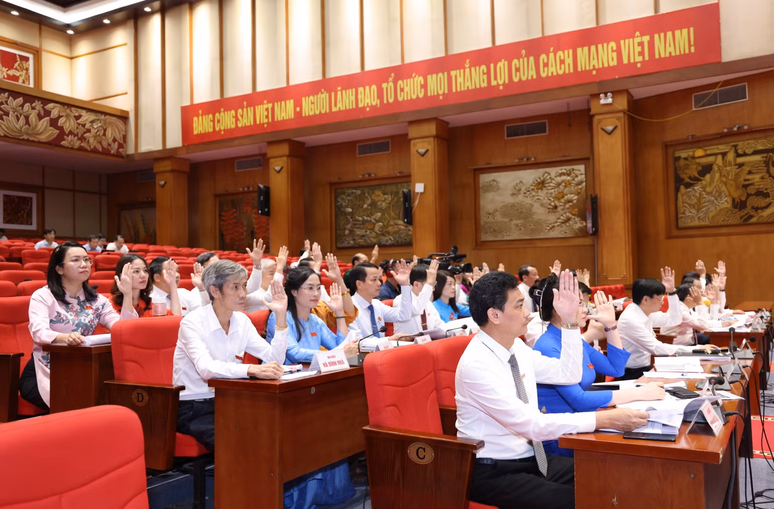 Đại biểu biểu quyết thông qua nghị quyết. Đại biểu biểu quyết thông qua nghị quyết.