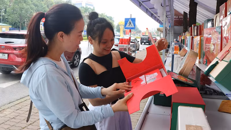 Đa dạng, phong phú về kiểu mẫu và hương vị, giá tương đương năm trước nên các sản phẩm bánh Trung thu được nhiều người tiêu dùng lựa chọn. Đa dạng, phong phú về kiểu mẫu và hương vị, giá tương đương năm trước nên các sản phẩm bánh Trung thu được nhiều người tiêu dùng lựa chọn.