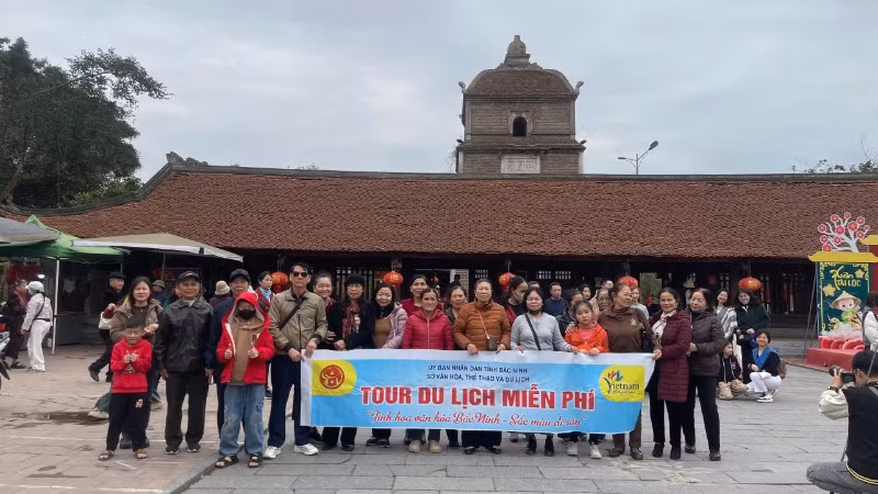 Du khách chụp ảnh kỷ niệm tại chùa Dâu. Du khách chụp ảnh kỷ niệm tại chùa Dâu.