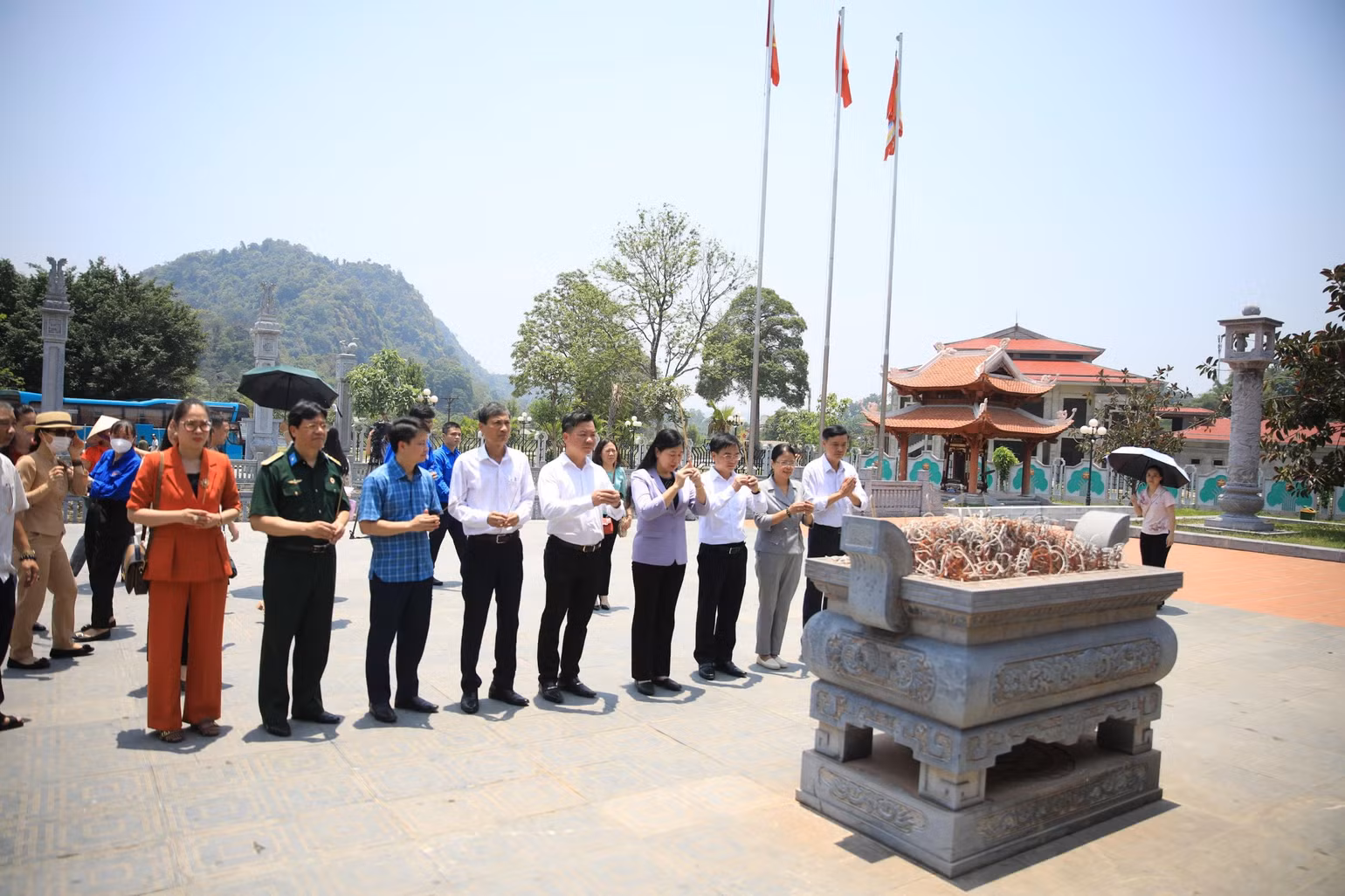 Đoàn công tác đến thăm, dâng hương tại Khu di tích quốc gia đặc biệt Tân Trào (tỉnh Tuyên Quang).