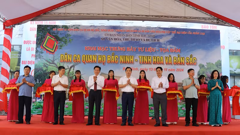 Cắt băng khai mạc không gian trưng bày.
