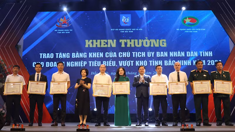 Nhiều tập thể, cá nhân vinh dự được tặng Bằng khen của Chủ tịch Ủy ban nhân dân tỉnh dịp này. Nhiều tập thể, cá nhân vinh dự được tặng Bằng khen của Chủ tịch Ủy ban nhân dân tỉnh dịp này.