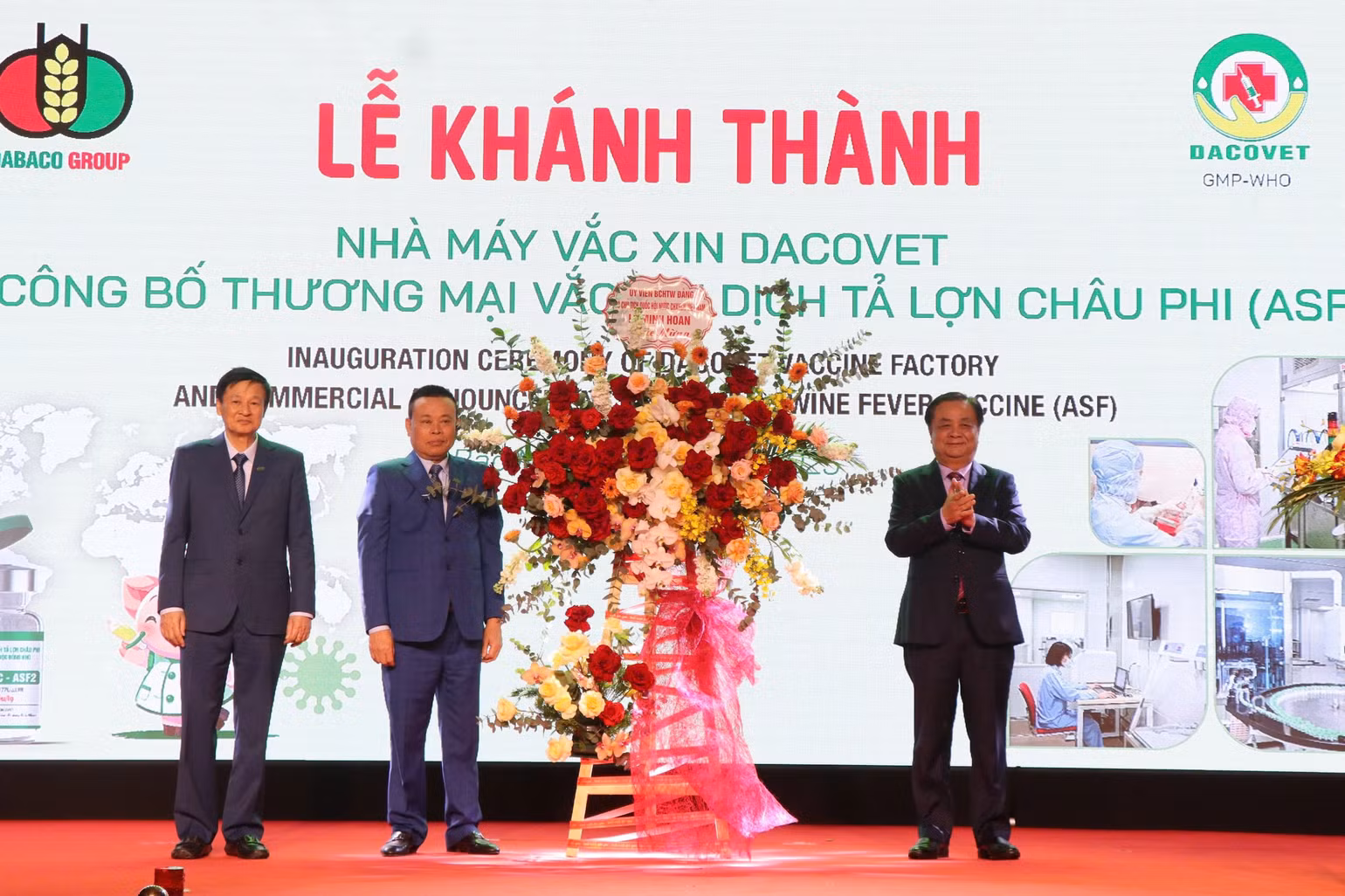 Phó Chủ tịch Quốc hội Lê Minh Hoan tặng hoa chúc mừng Tập đoàn.