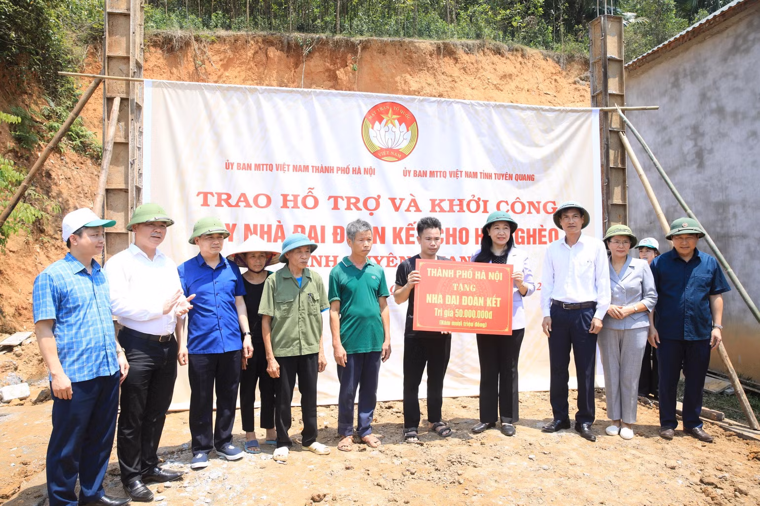 Đoàn công tác trao hỗ trợ tới các hộ dân.