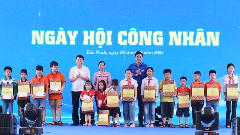 Ban tổ chức trao các suất học bổng động viên con em công nhân có hoàn cảnh khó khăn.