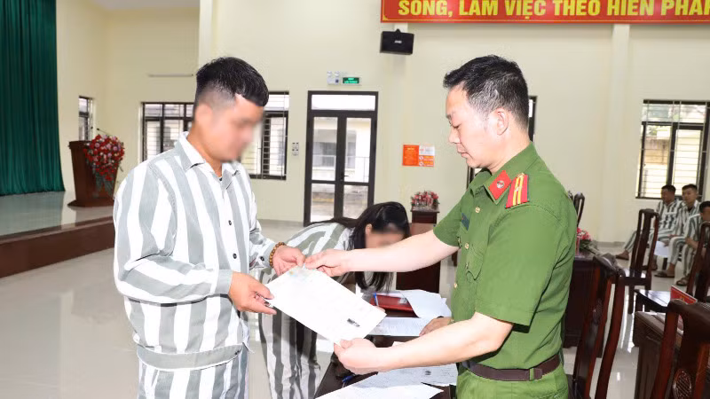 Các phạm nhân nhận quyết định đặc xá.