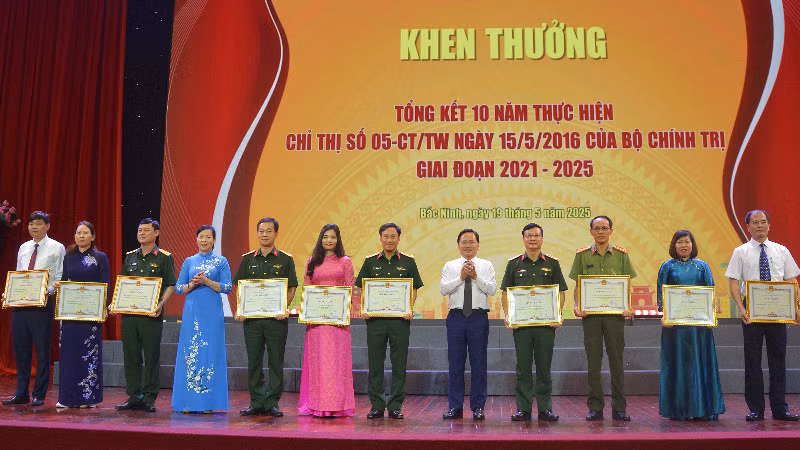 Trao Bằng khen của Chủ tịch Ủy ban nhân dân tỉnh tặng các tập thể có thành tích xuất sắc.
