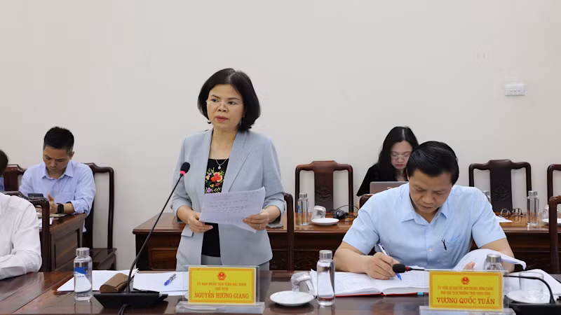 Chủ tịch Ủy ban nhân dân tỉnh yêu cầu sớm di dời toàn bộ người dân ra khỏi khu vực sạt lở. Chủ tịch Ủy ban nhân dân tỉnh yêu cầu sớm di dời toàn bộ người dân ra khỏi khu vực sạt lở.