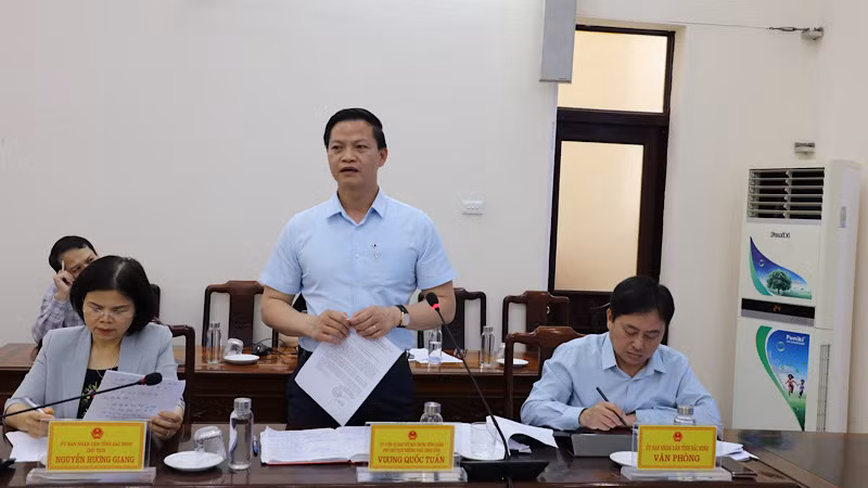 Đồng chí Vương Quốc Tuấn phát biểu. Đồng chí Vương Quốc Tuấn phát biểu.