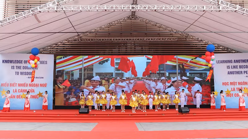Các em học sinh thành phố Bắc Ninh biểu diễn văn nghệ chào mừng.