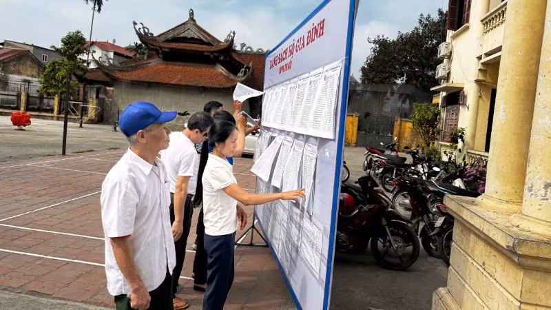Người dân kiểm tra danh sách trước khi vào bỏ phiếu.