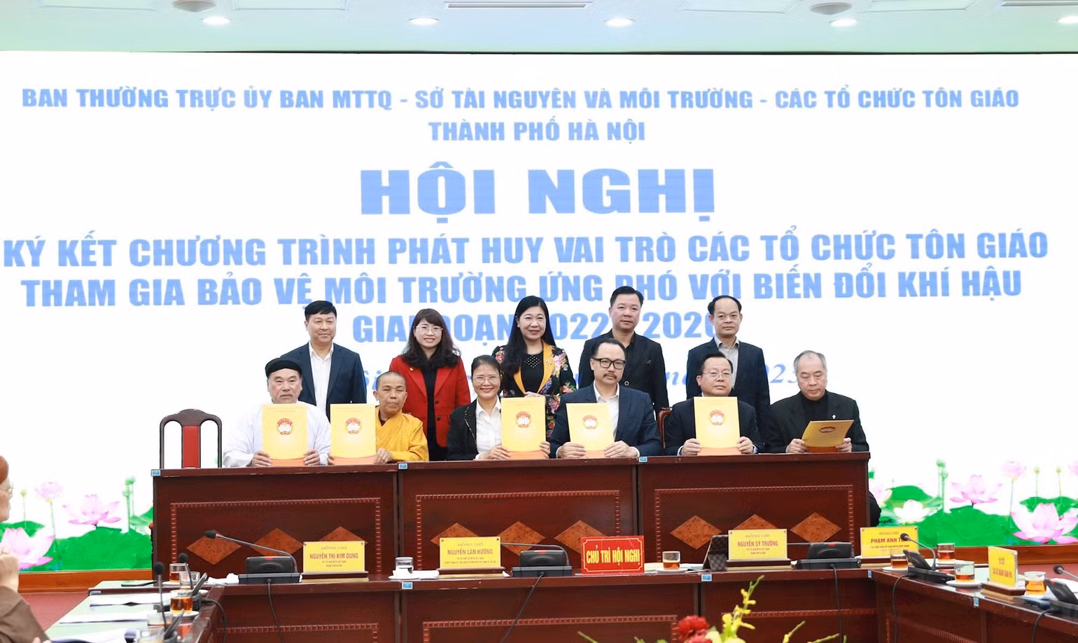 Đại diện Ủy ban Mặt trận Tổ quốc thành phố và các tổ chức tôn giáo ký kết Chương trình tham gia bảo vệ môi trường, ứng phó với biến đổi khí hậu.