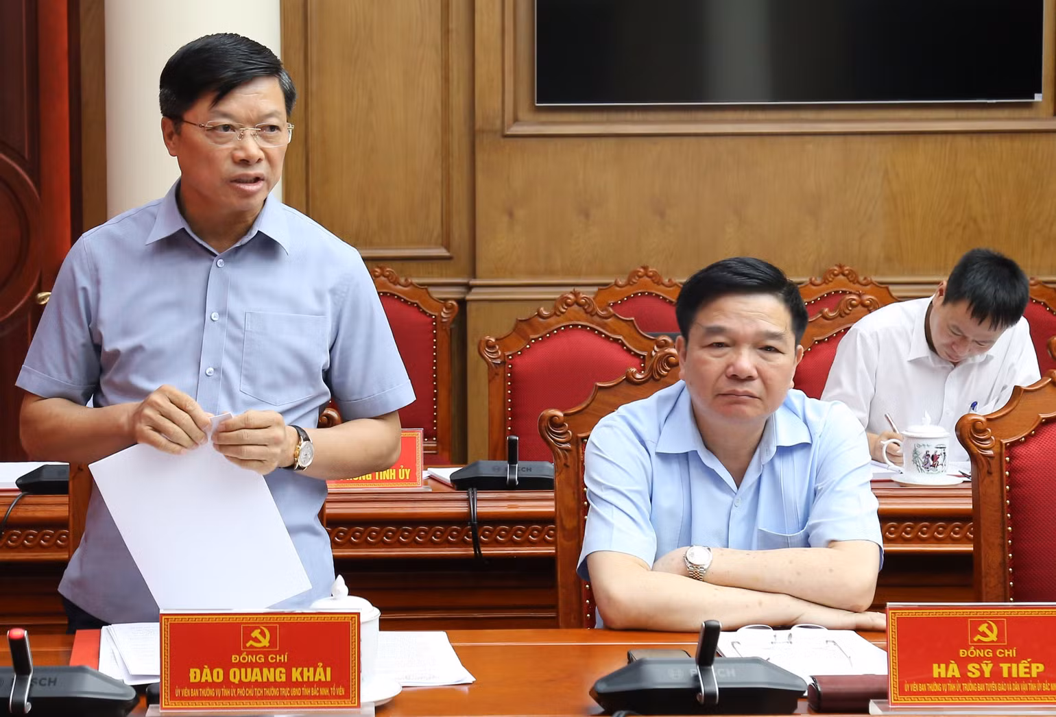 Các đại biểu trao đổi, thảo luận tại hội nghị.