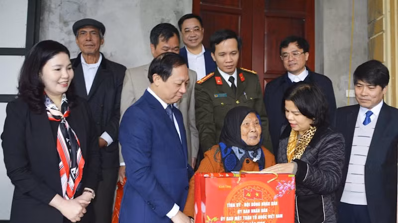 Chủ tịch Ủy ban nhân dân tỉnh Bắc Ninh thăm, tặng quà Tết tại thị xã Quế Võ. Chủ tịch Ủy ban nhân dân tỉnh Bắc Ninh thăm, tặng quà Tết tại thị xã Quế Võ.